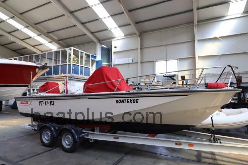 Boston Whaler Outrage 22 Spesifikasjoner og anmeldelser